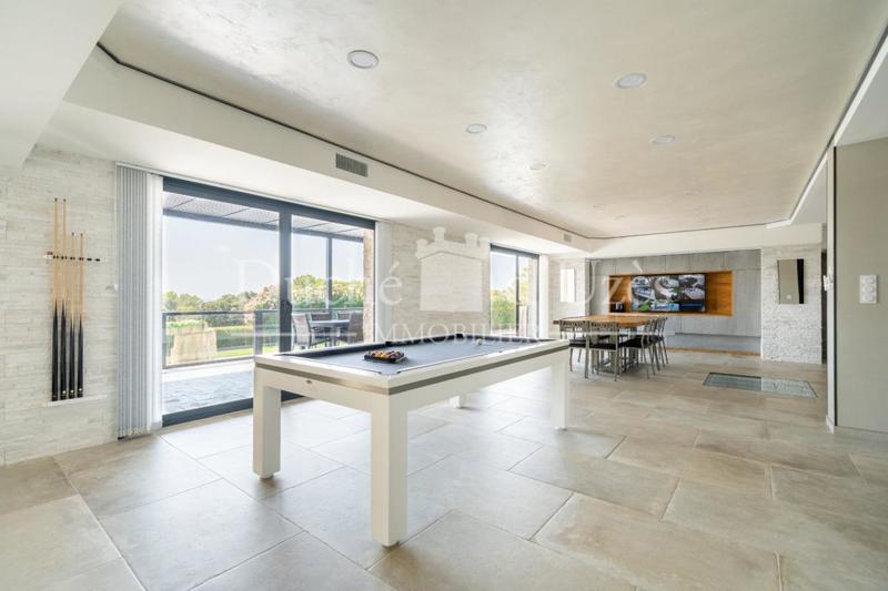 Villa - 300 m² - 9 pièces