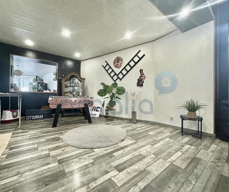 Maison - 215 m² - 9 pièces