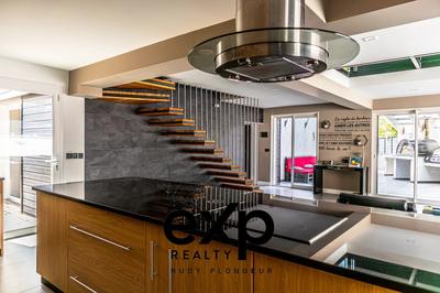 Maison - 285 m² - 9 pièces