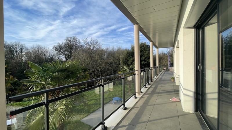 Maison contemporaine - 242 m² - 10 pièces