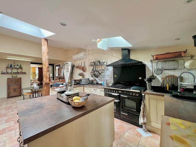 Maison - 220 m² - 8 pièces