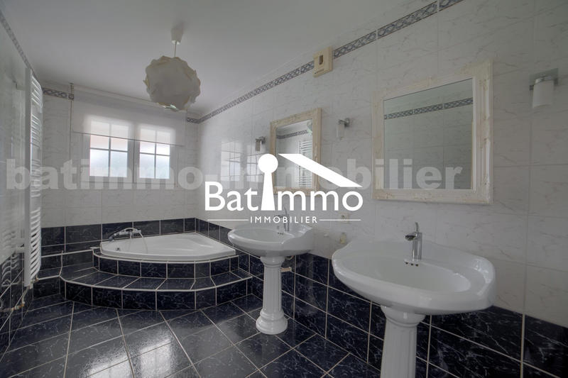 Maison - 210 m² - 7 pièces