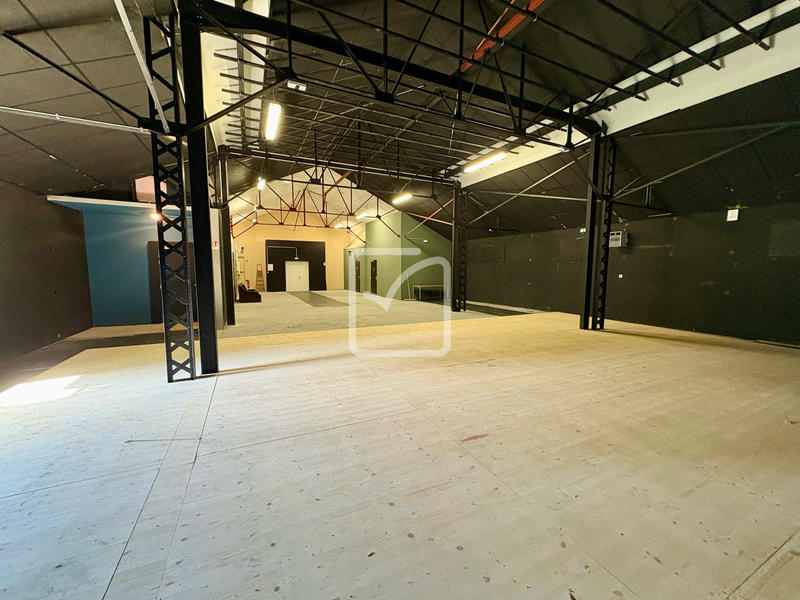 Maison - 330 m² - 5 pièces