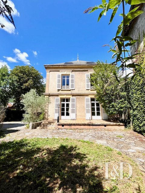 Maison - 237 m² - 10 pièces