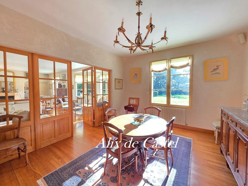 Maison - 275 m² - 9 pièces