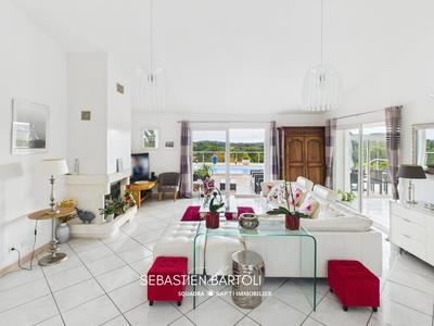 Maison - 192 m² - 7 pièces