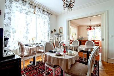 Maison - 400 m² - 12 pièces