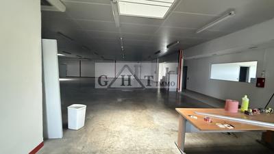 Entrepôt - 680 m²