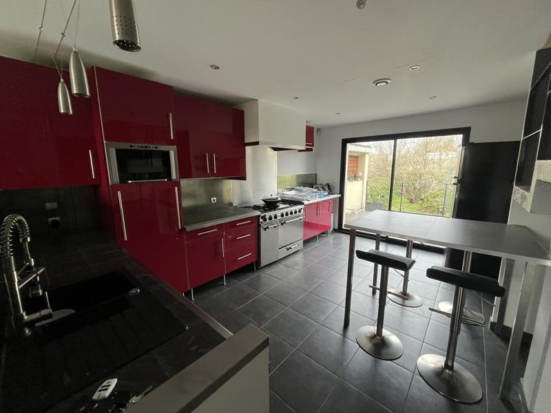 Villa - 216 m² - 9 pièces