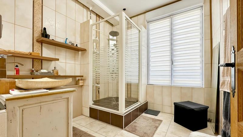 Maison - 256 m² - 8 pièces