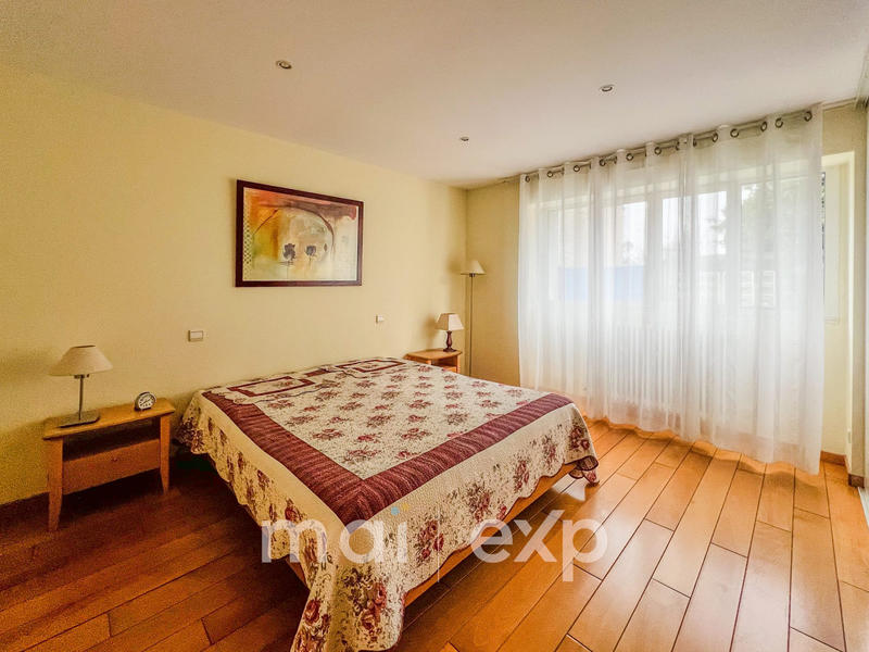 Maison traditionnelle - 230 m² - 6 pièces