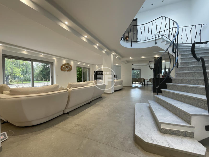 Villa - 486 m² - 11 pièces