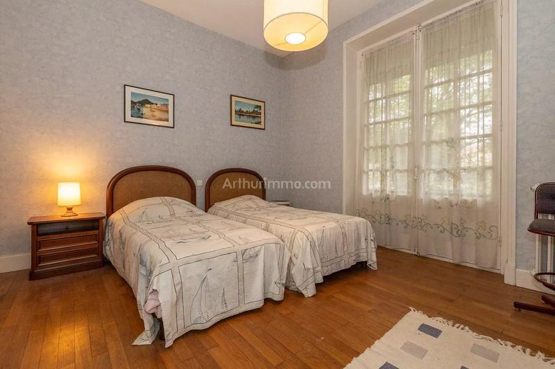 Maison - 230 m² - 8 pièces