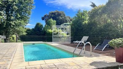 Propriété - 325 m² - 11 pièces