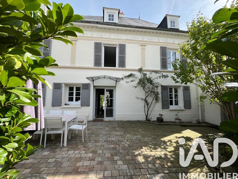 Maison - 230 m² - 8 pièces