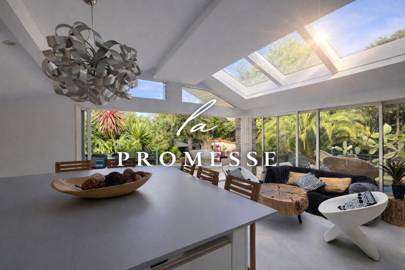 Villa - 301 m² - 9 pièces