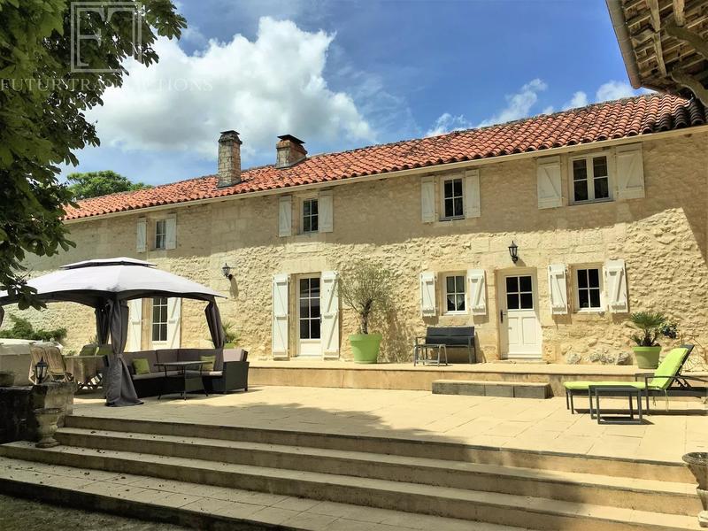 Propriété - 300 m² - 10 pièces