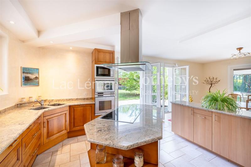 Maison - 380 m² - 8 pièces