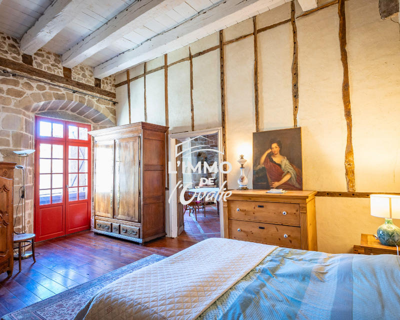 Maison - 300 m² - 16 pièces