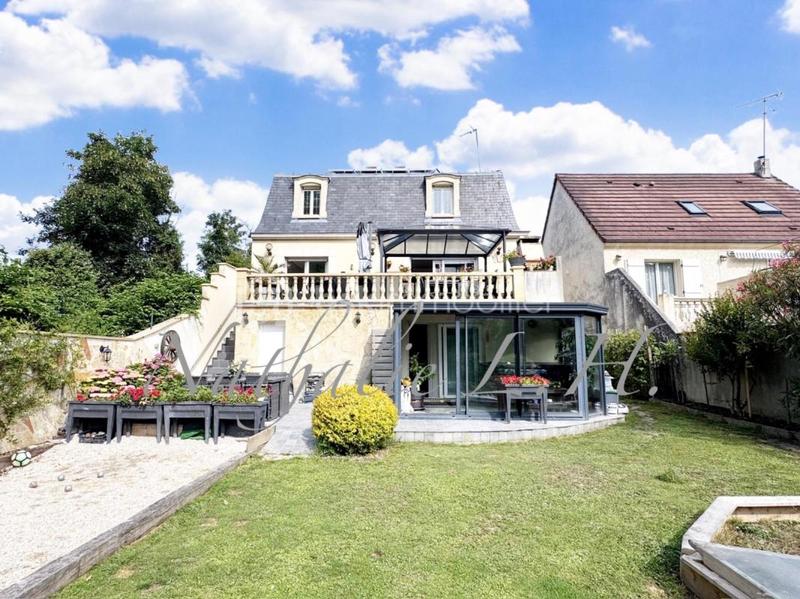 Pavillon - 240 m² - 8 pièces