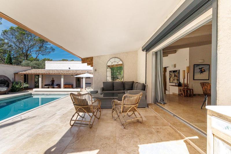 Propriété - 417 m² - 6 pièces