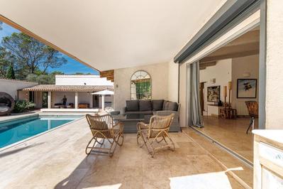 Propriété - 417 m² - 6 pièces