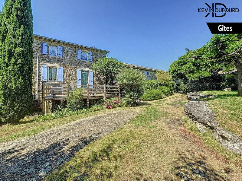 Maison - 1 000 m² - 40 pièces