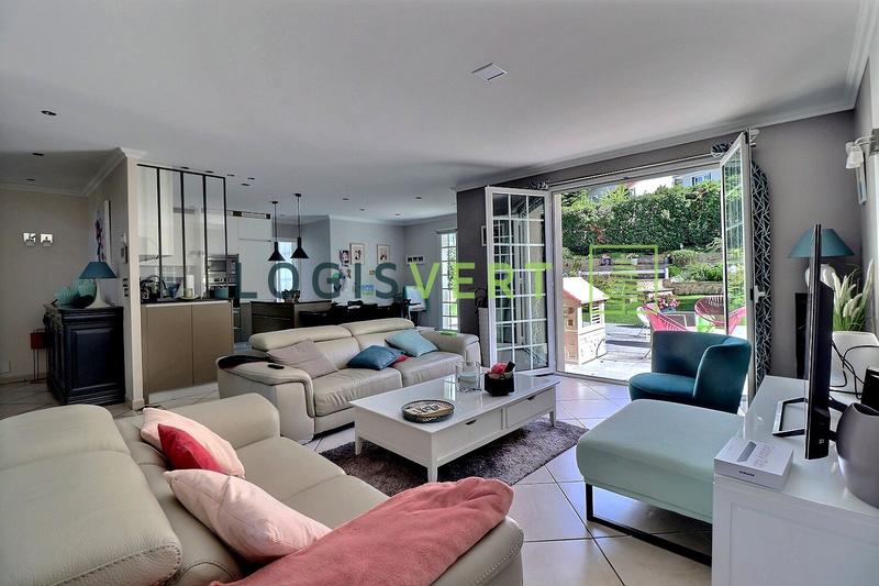 Maison - 352 m² - 8 pièces