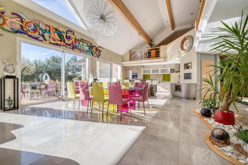 Propriété - 751 m² - 11 pièces