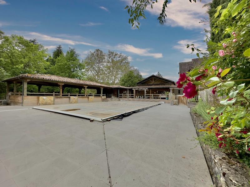 Maison - 1 700 m² - 45 pièces