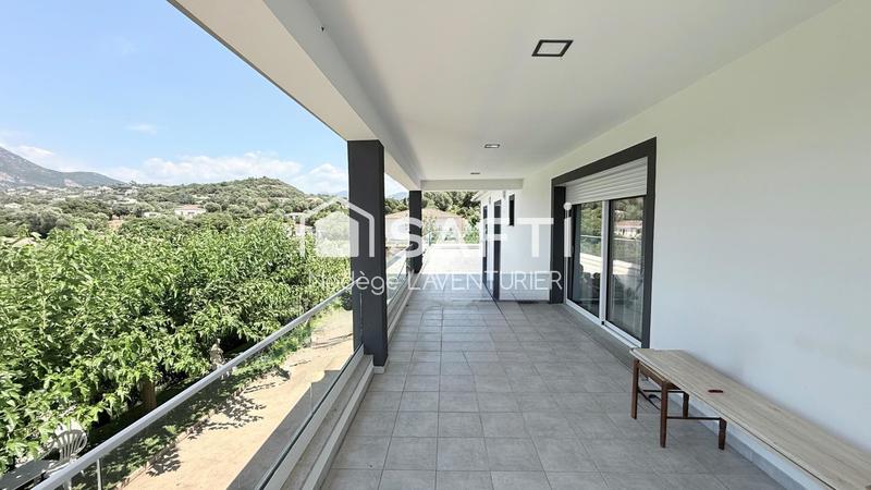 Maison - 238 m² - 9 pièces