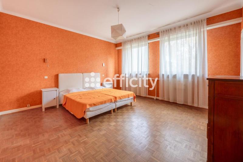 Maison - 288 m² - 9 pièces