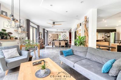 Maison - 250 m² - 8 pièces