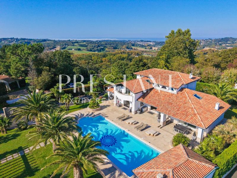 Maison - 294 m² - 9 pièces