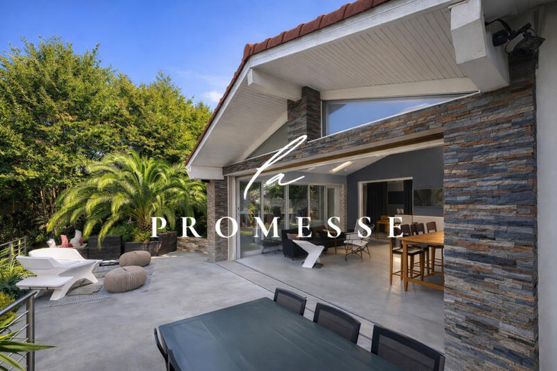 Villa - 301 m² - 9 pièces