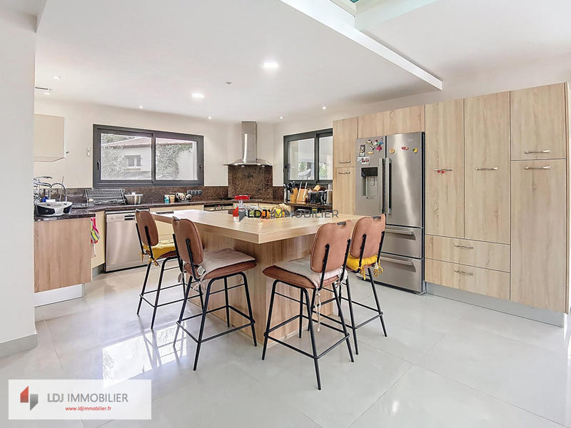 Maison - 260 m² - 6 pièces