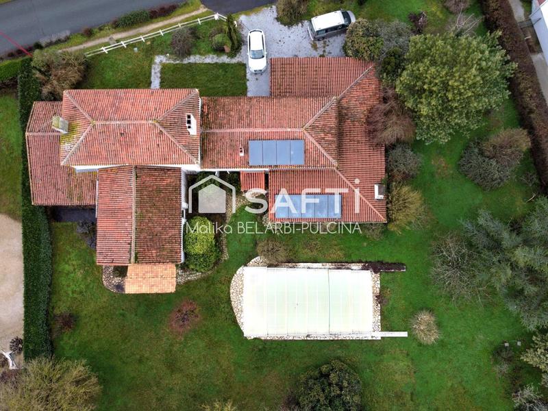 Maison - 201 m² - 7 pièces