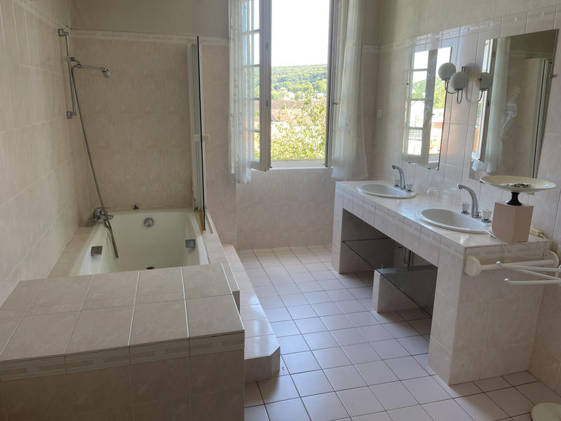 Maison - 330 m² - 10 pièces