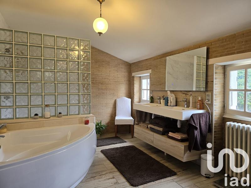 Maison - 270 m² - 10 pièces