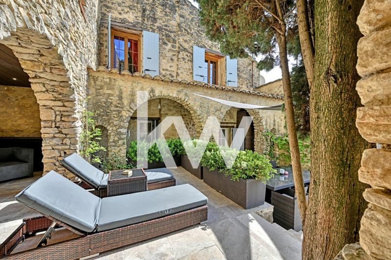 Maison - 245 m² - 9 pièces