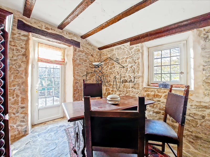 Propriété - 852 m² - 10 pièces