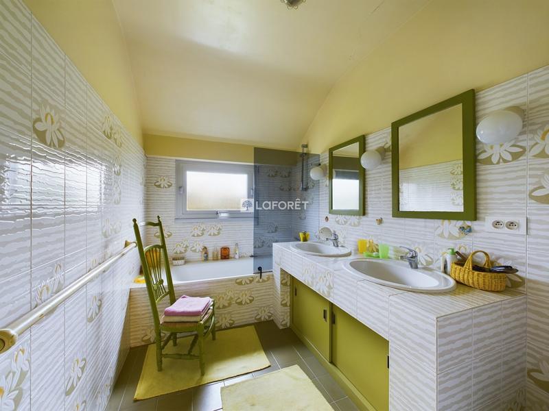 Maison - 213 m² - 8 pièces