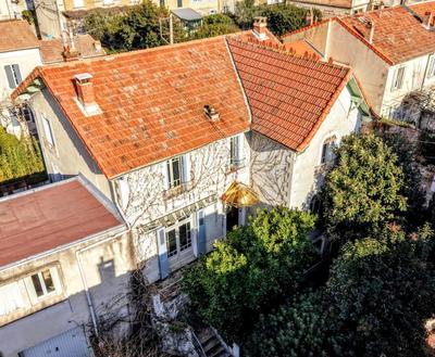 Maison - 230 m² - 8 pièces