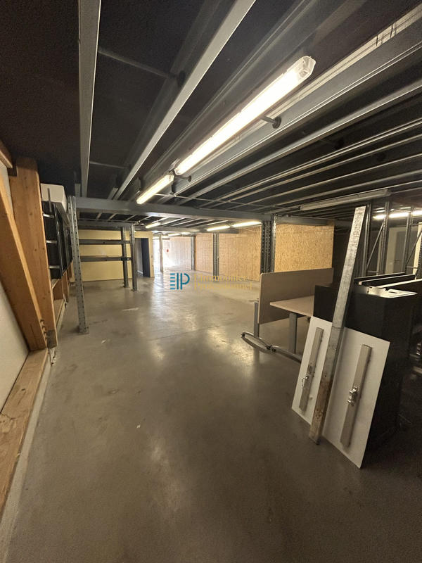 Local d'activités - 304 m²