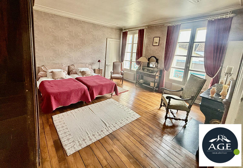 Maison - 270 m² - 9 pièces