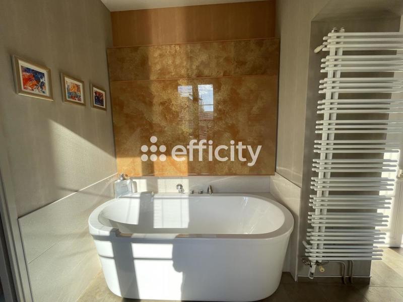 Maison - 392 m² - 10 pièces