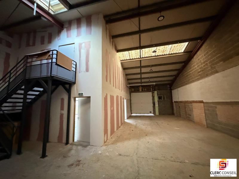 Local d'activités - 343 m²