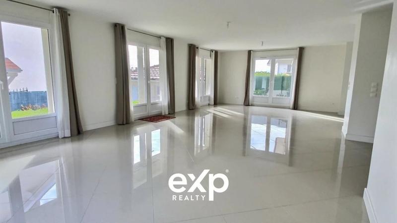 Maison - 331 m² - 7 pièces