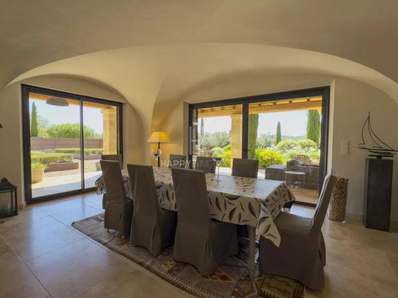 Propriété - 240 m² - 9 pièces