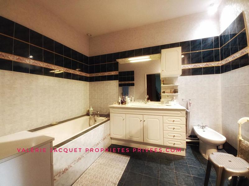 Demeure - 234 m² - 8 pièces